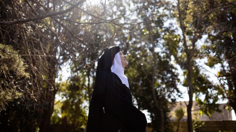 La Madre María Fátima recorre con otras religiosas los jardines del Monasterio de la Visitación, en Pilar