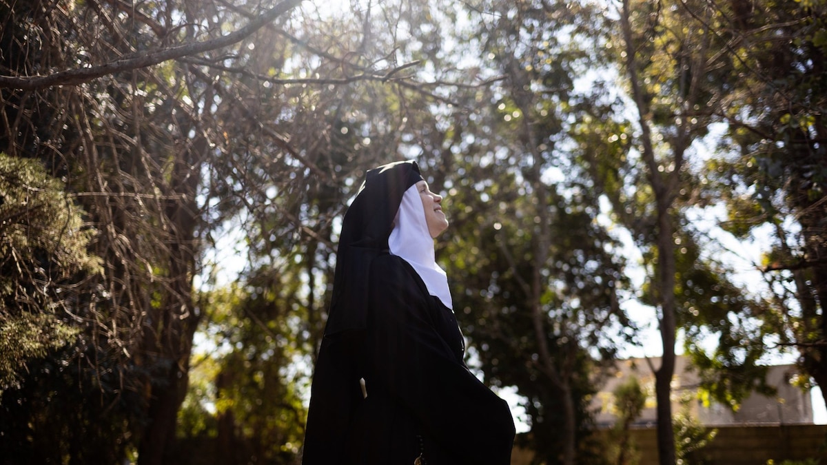 La Madre María Fátima recorre con otras religiosas los jardines del Monasterio de la Visitación, en Pilar
